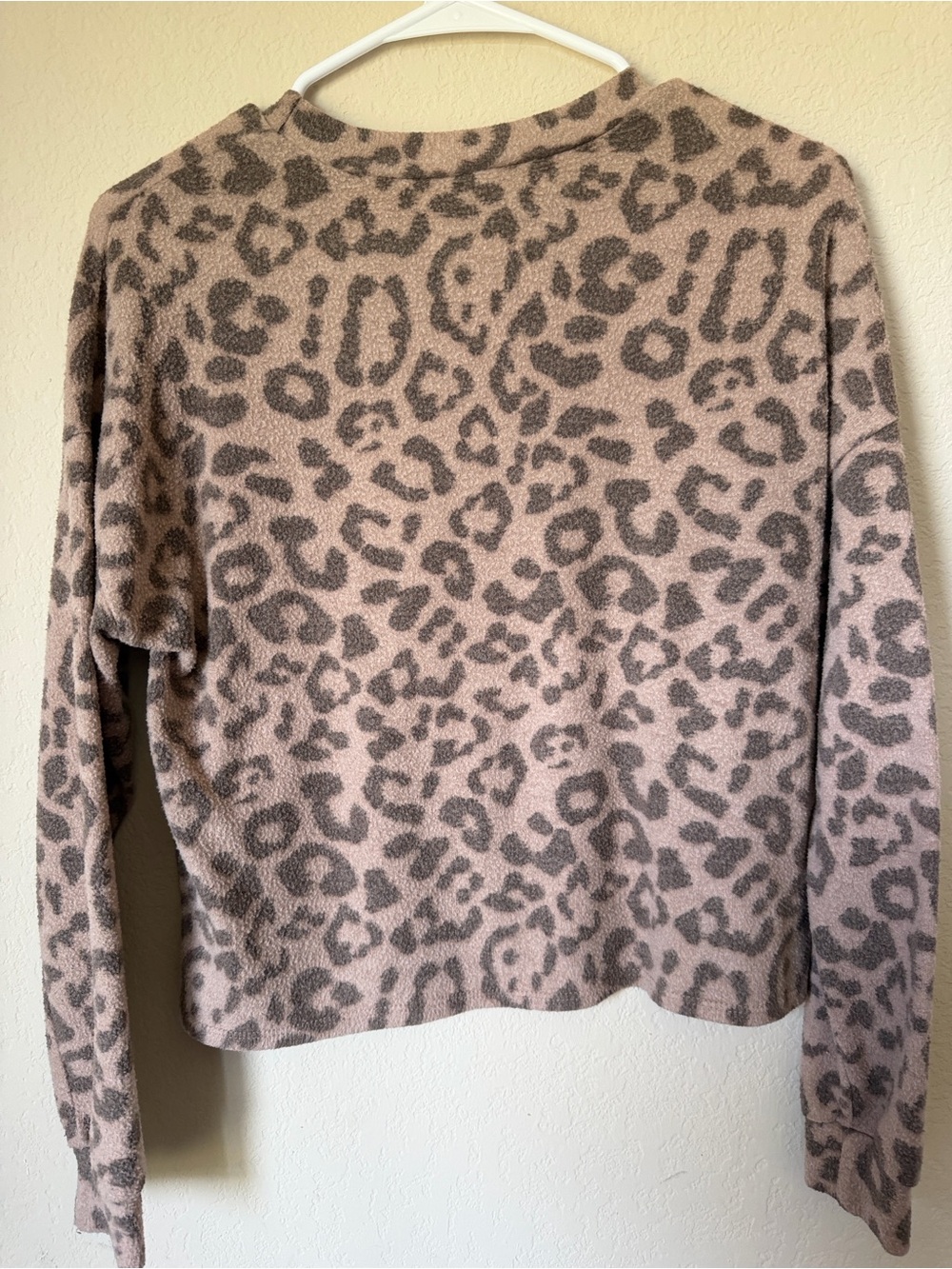 gaze Leopard Print Crewneck Sweater in Pink and Gray